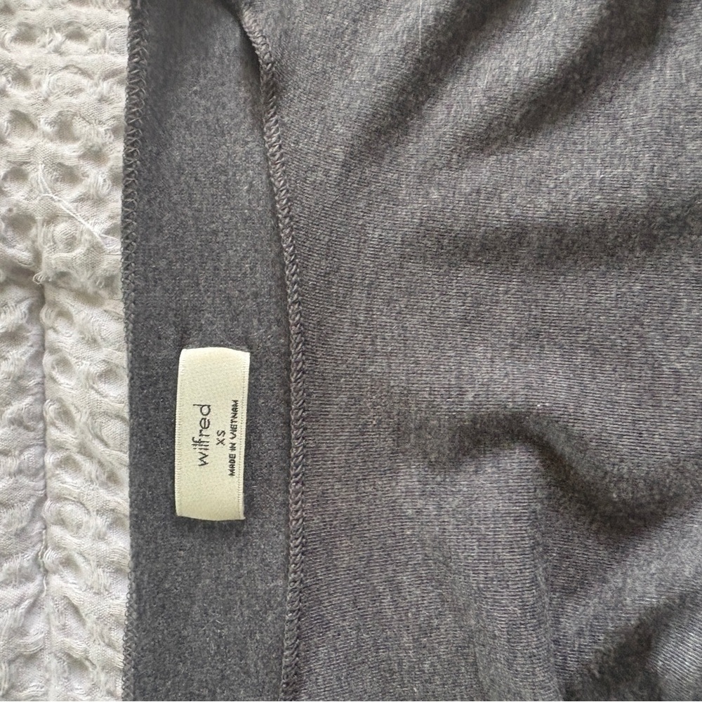 Aritzia Wilfred Long Sleeve Fitted Gray Rouched Top VERY SOFT AND COMFORTABLE XS - Picture 2 of 2